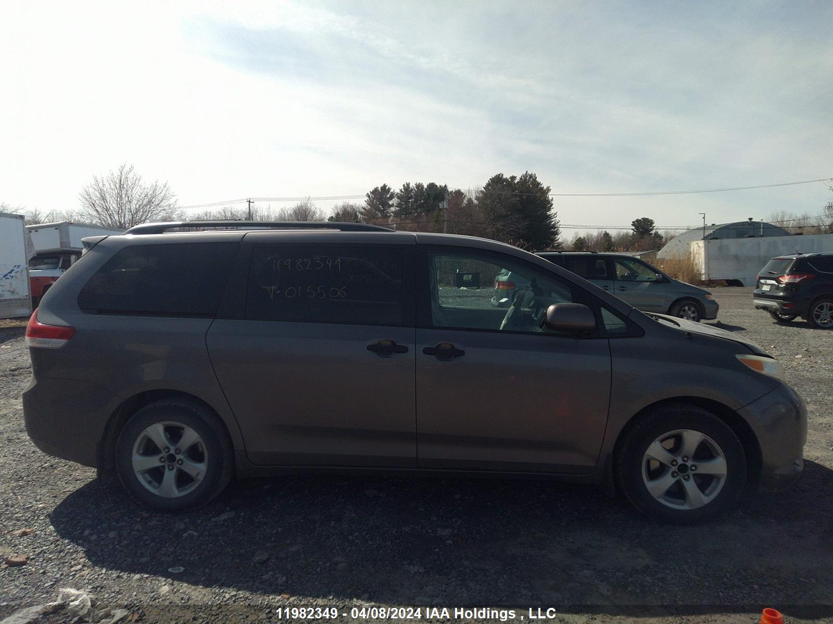 Photo 12 VIN: 5TDZK3DC7BS015506 - TOYOTA SIENNA 