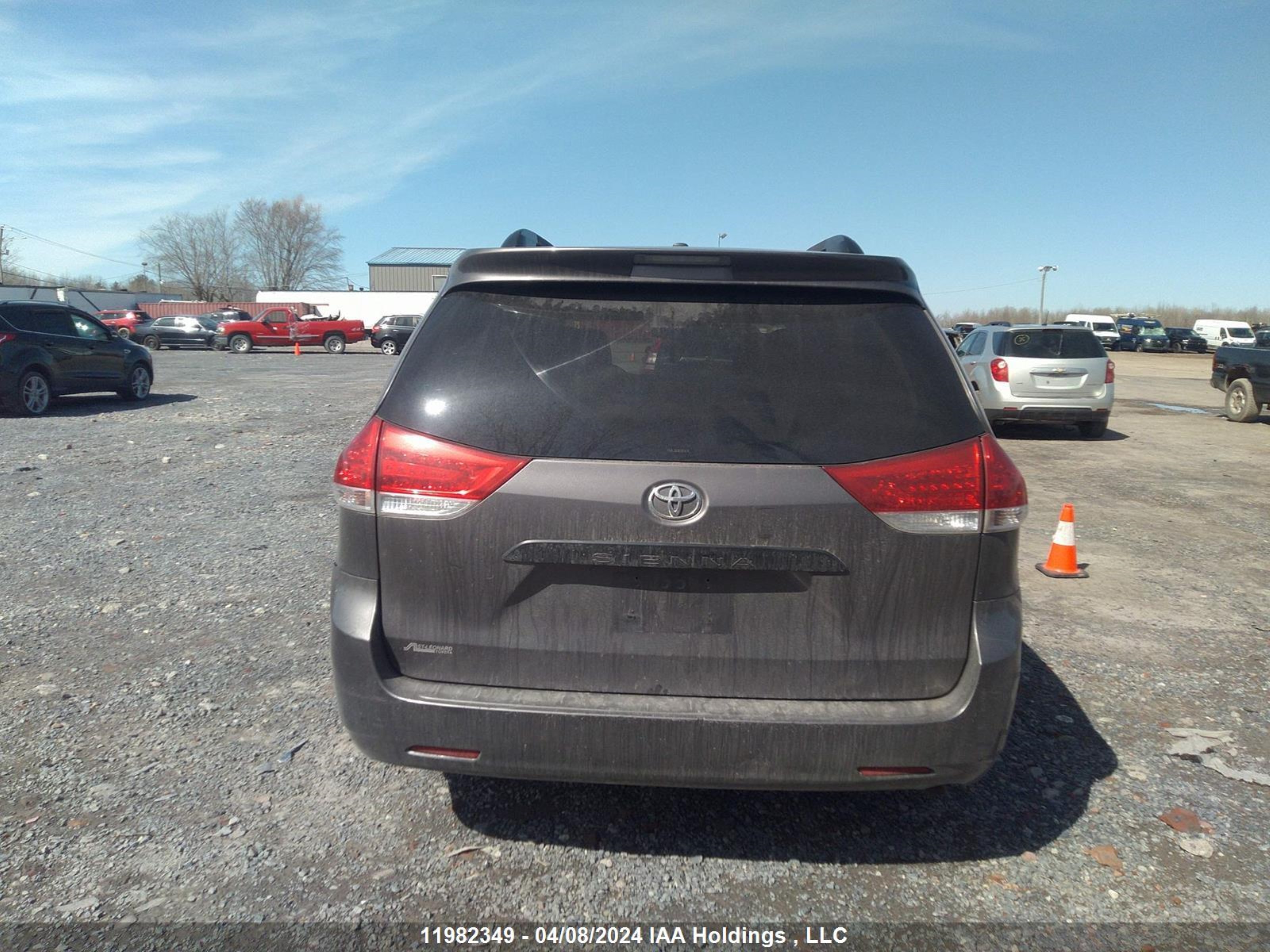 Photo 15 VIN: 5TDZK3DC7BS015506 - TOYOTA SIENNA 