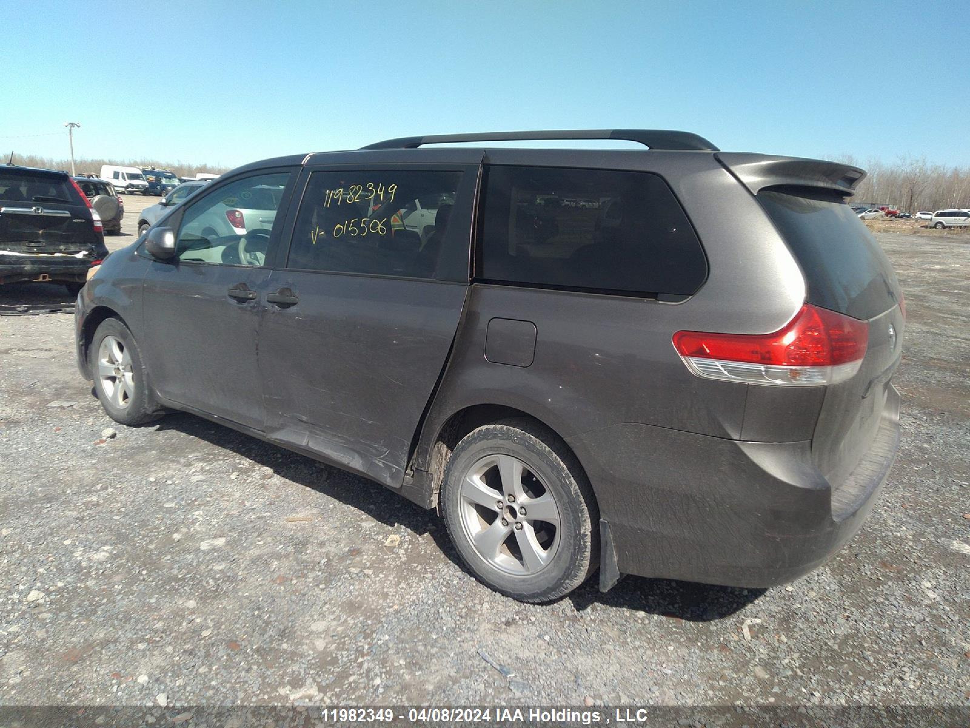 Photo 2 VIN: 5TDZK3DC7BS015506 - TOYOTA SIENNA 