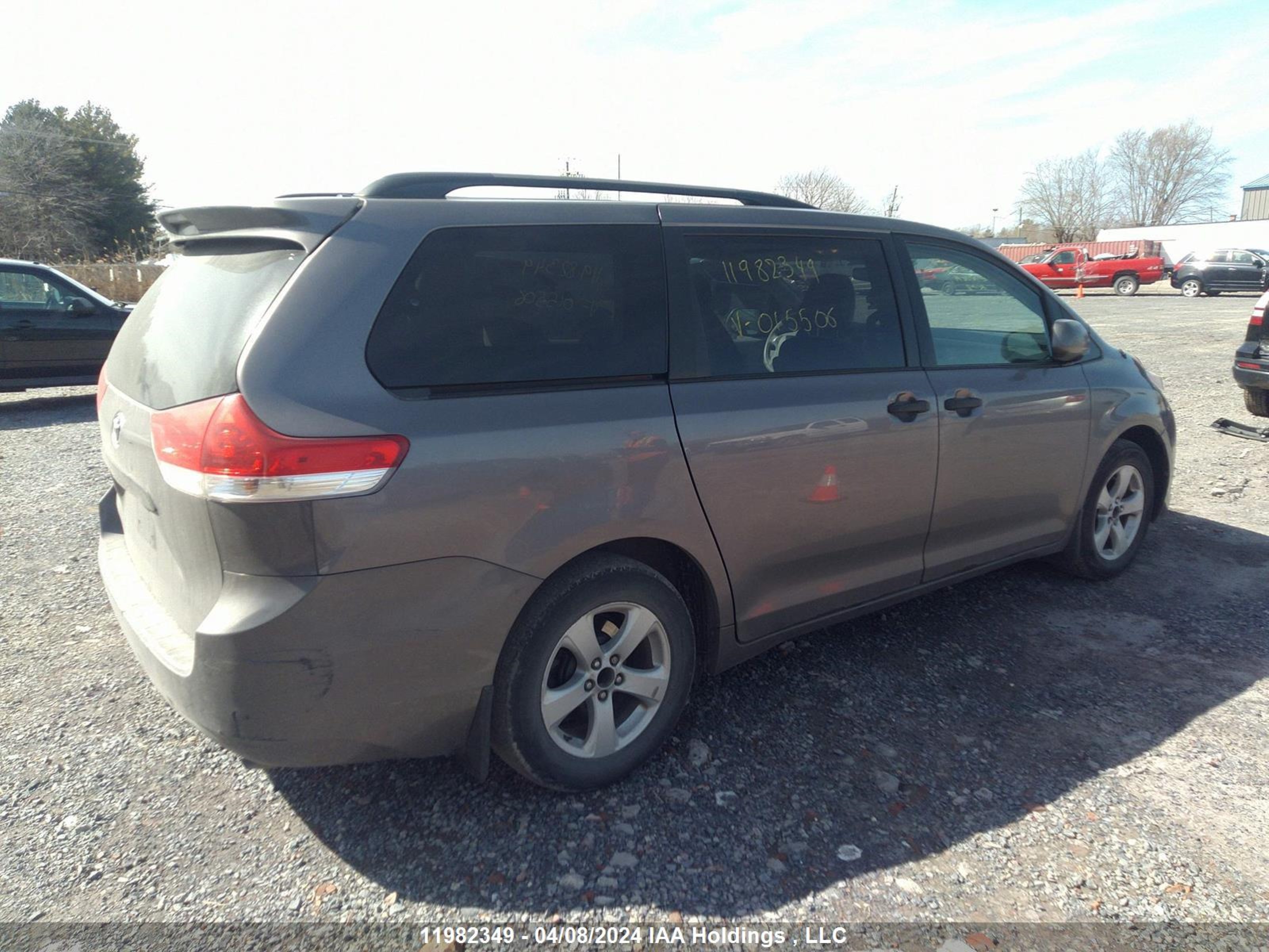 Photo 3 VIN: 5TDZK3DC7BS015506 - TOYOTA SIENNA 