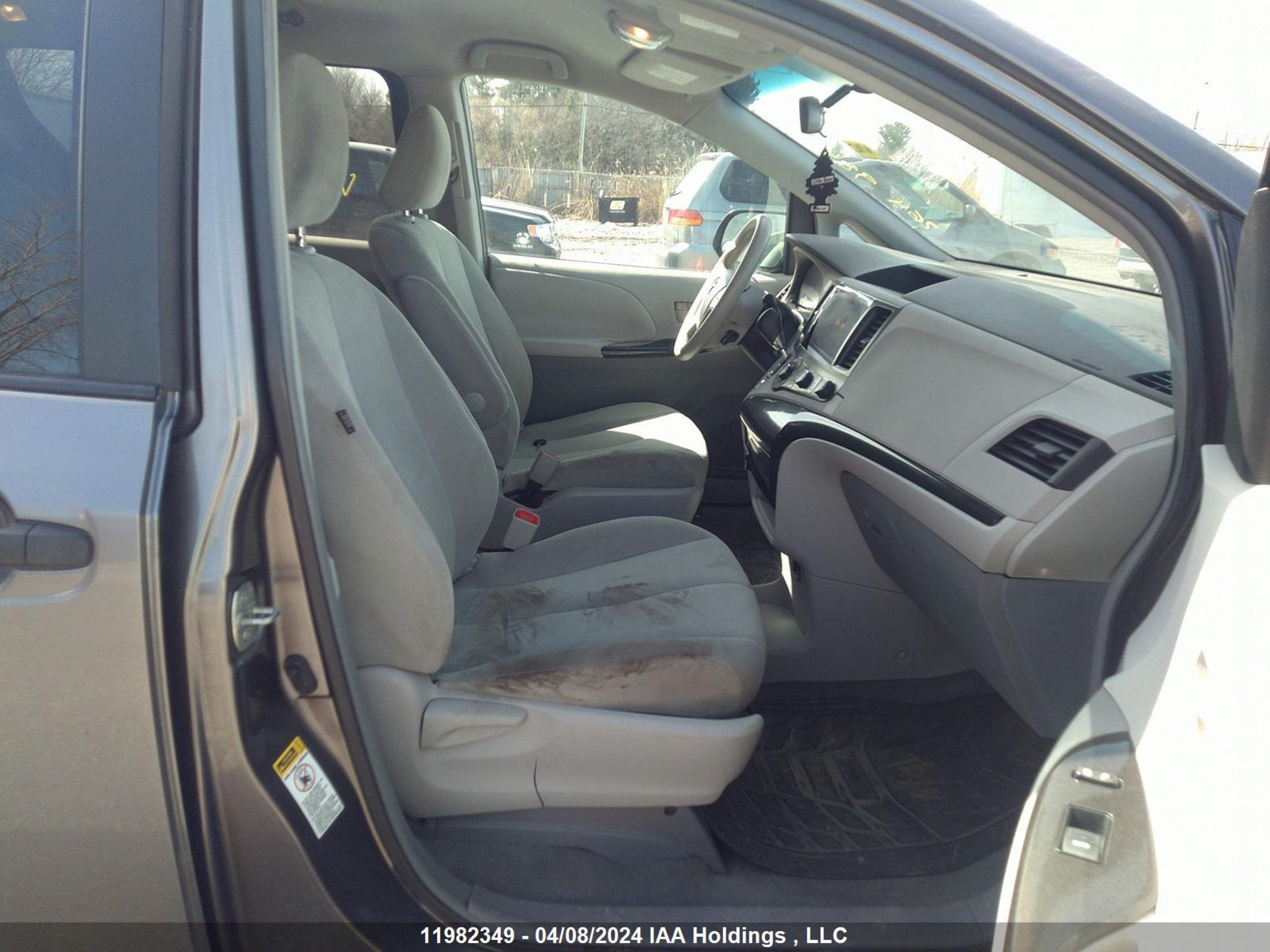 Photo 4 VIN: 5TDZK3DC7BS015506 - TOYOTA SIENNA 