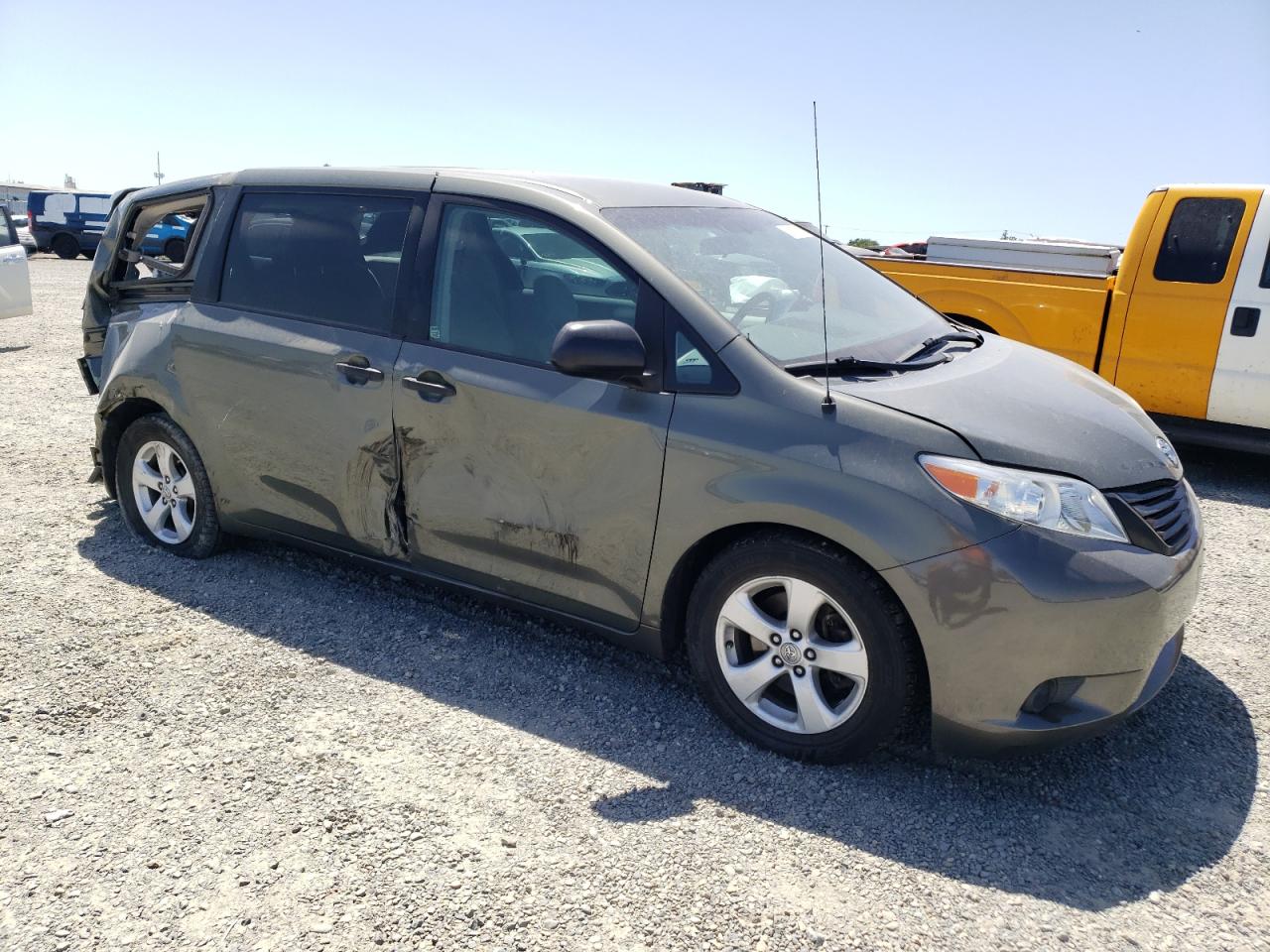 Photo 3 VIN: 5TDZK3DC8BS126078 - TOYOTA SIENNA 