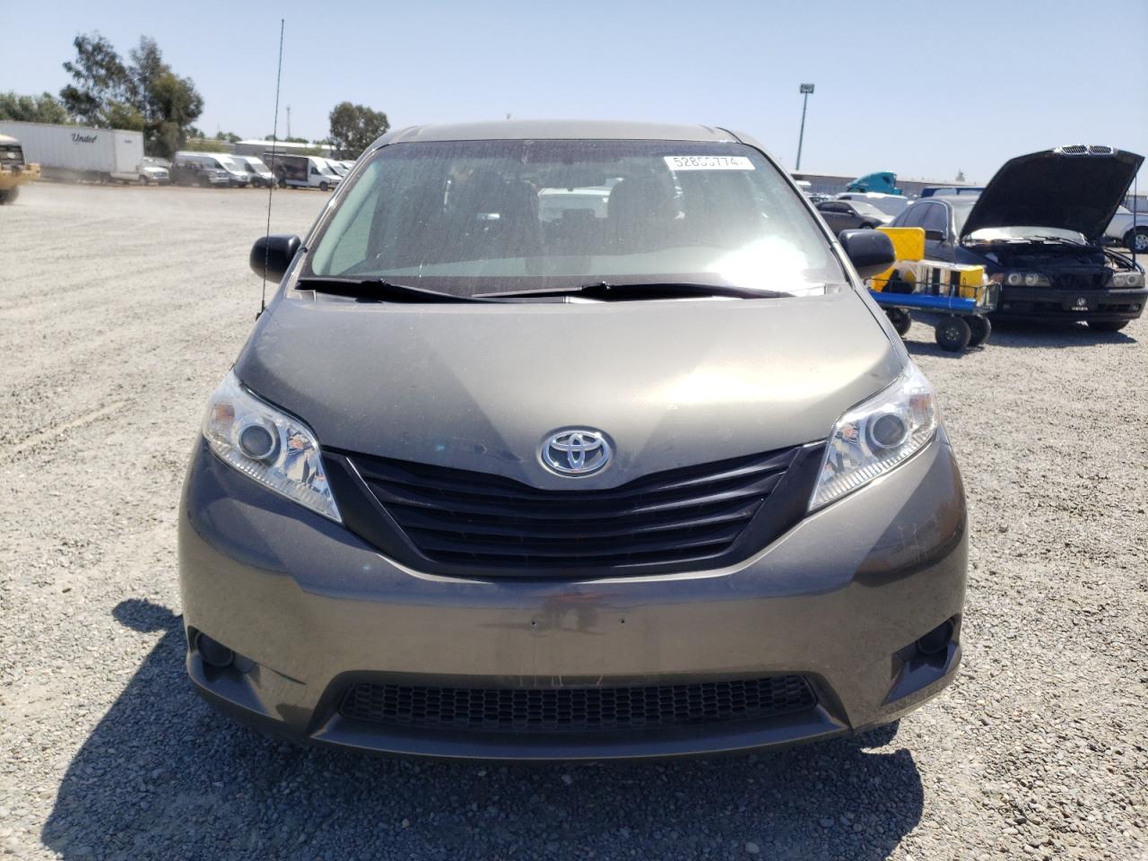 Photo 4 VIN: 5TDZK3DC8BS126078 - TOYOTA SIENNA 