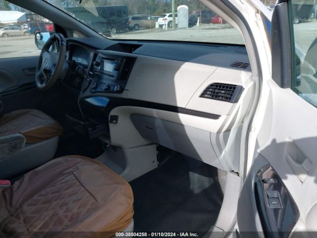 Photo 4 VIN: 5TDZK3DC8CS190414 - TOYOTA SIENNA 