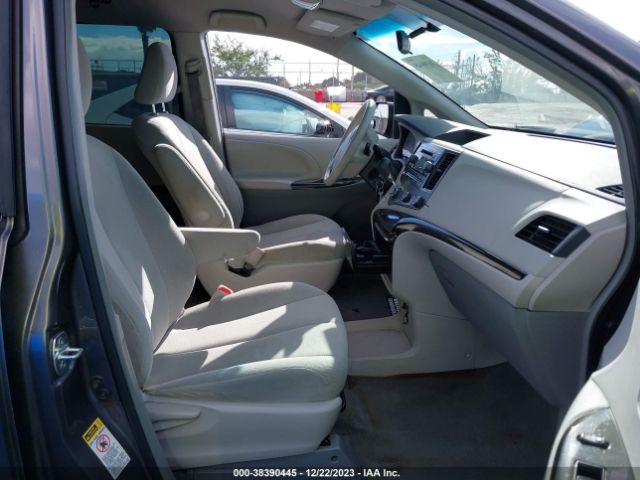 Photo 4 VIN: 5TDZK3DC8DS282026 - TOYOTA SIENNA 