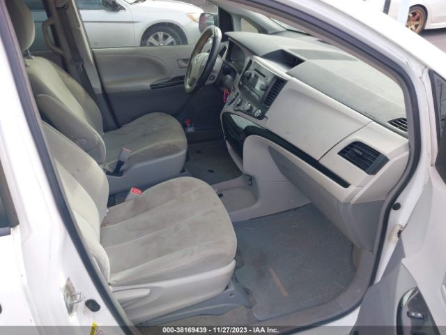 Photo 4 VIN: 5TDZK3DC8ES427423 - TOYOTA SIENNA 