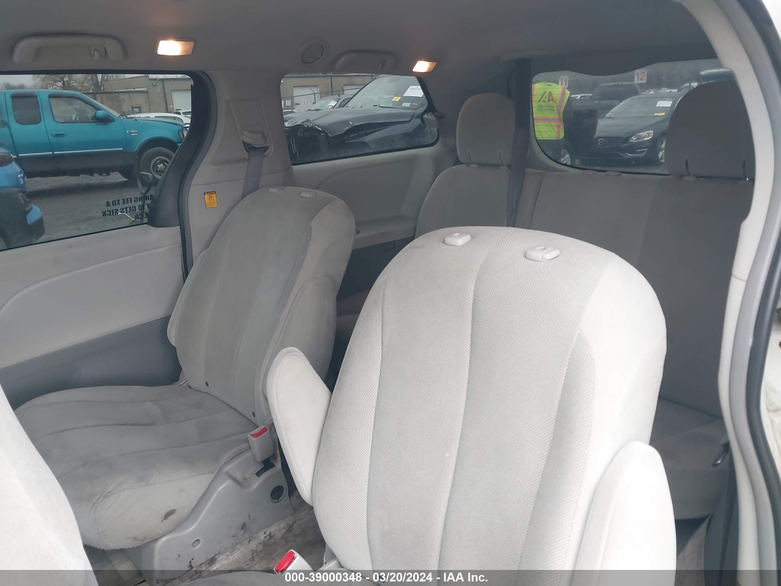 Photo 7 VIN: 5TDZK3DC9BS051200 - TOYOTA SIENNA 