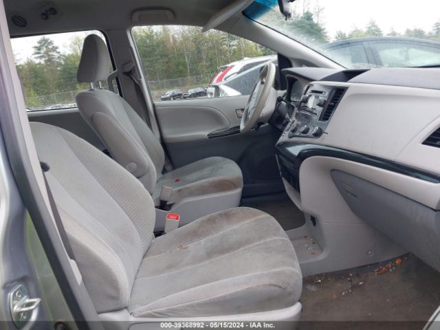 Photo 4 VIN: 5TDZK3DC9CS189496 - TOYOTA SIENNA 