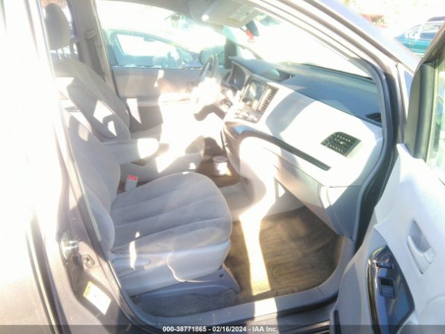 Photo 4 VIN: 5TDZK3DC9CS203414 - TOYOTA SIENNA 