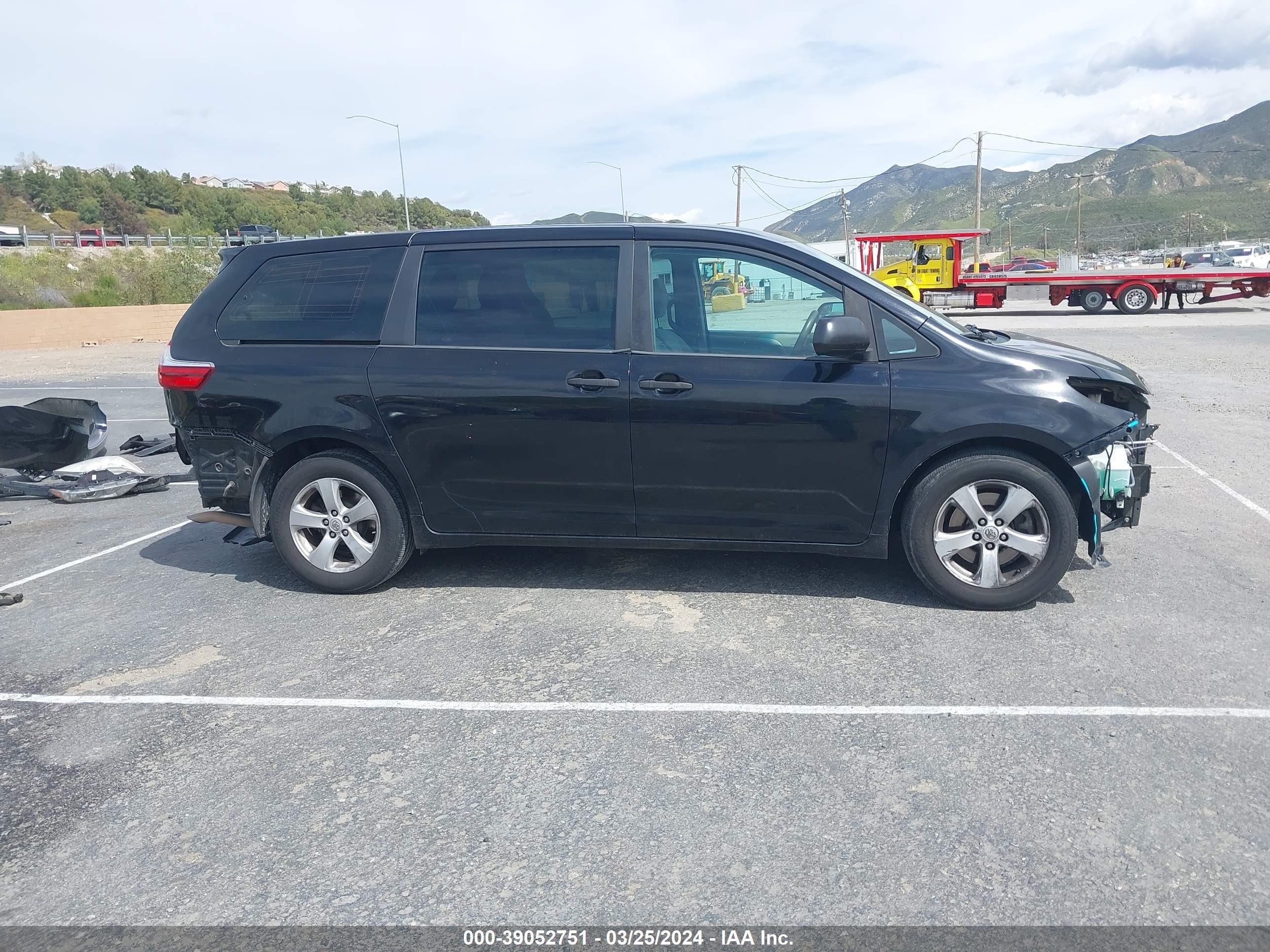 Photo 13 VIN: 5TDZK3DC9FS544297 - TOYOTA SIENNA 