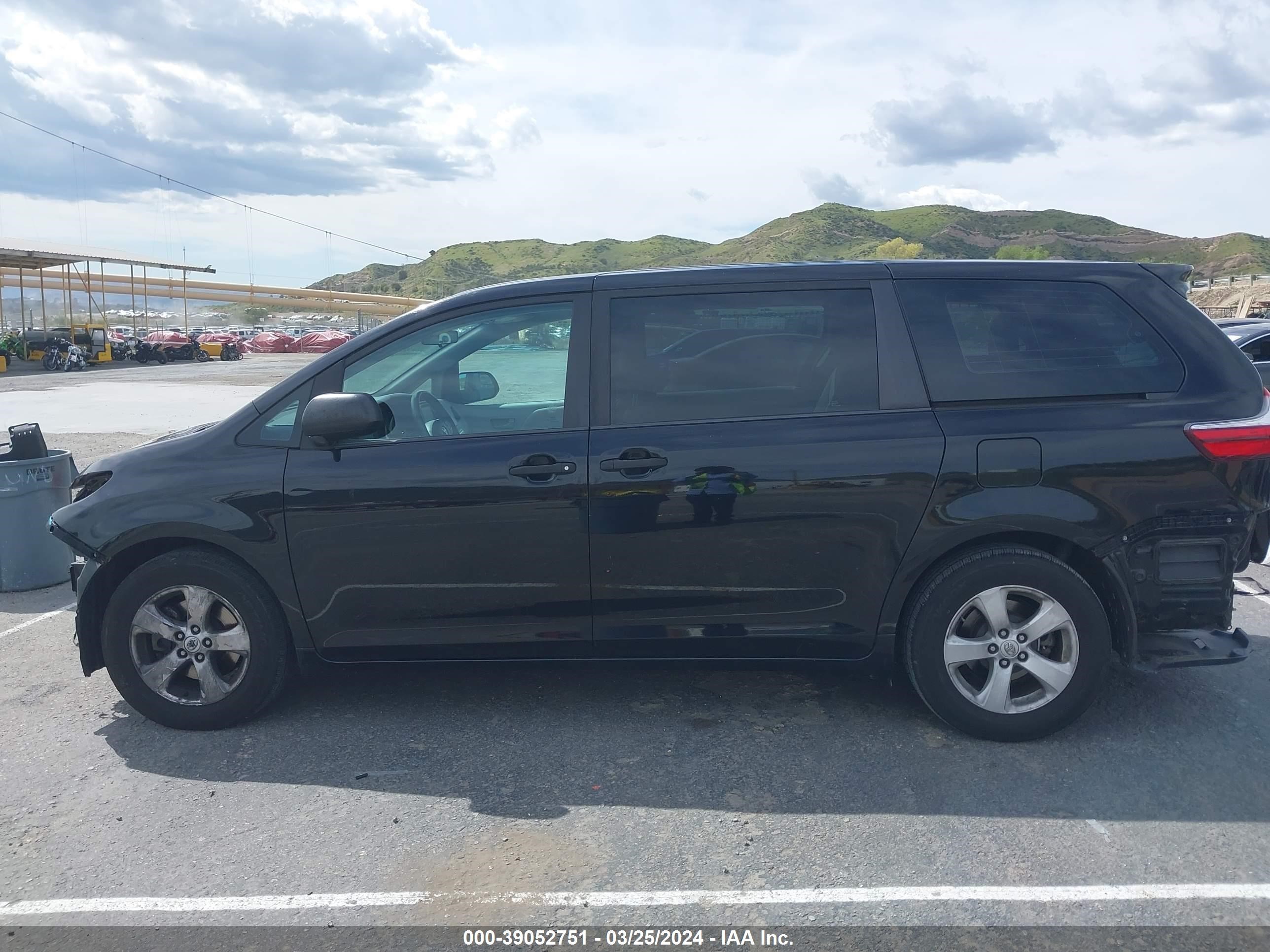 Photo 14 VIN: 5TDZK3DC9FS544297 - TOYOTA SIENNA 