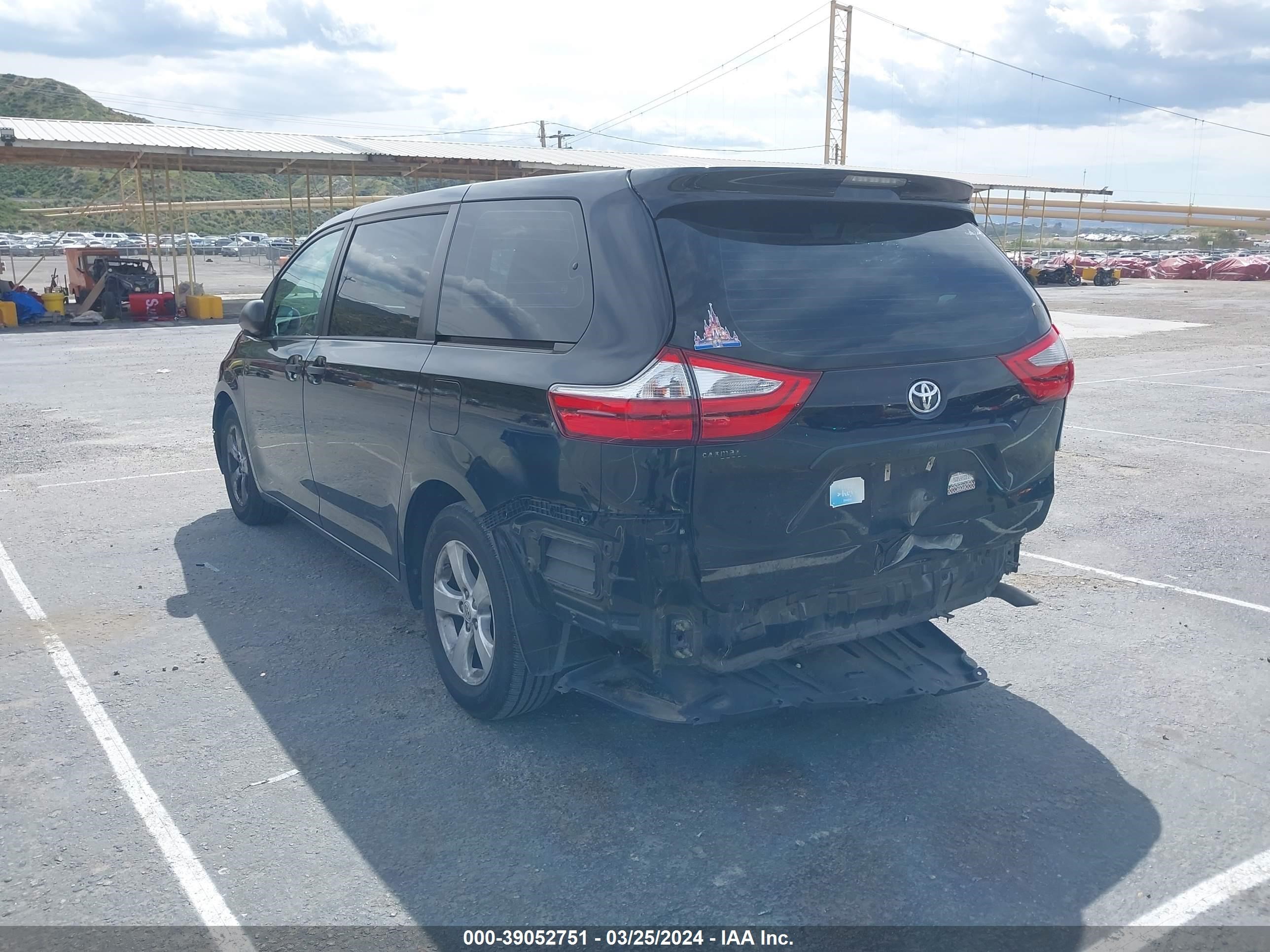 Photo 2 VIN: 5TDZK3DC9FS544297 - TOYOTA SIENNA 