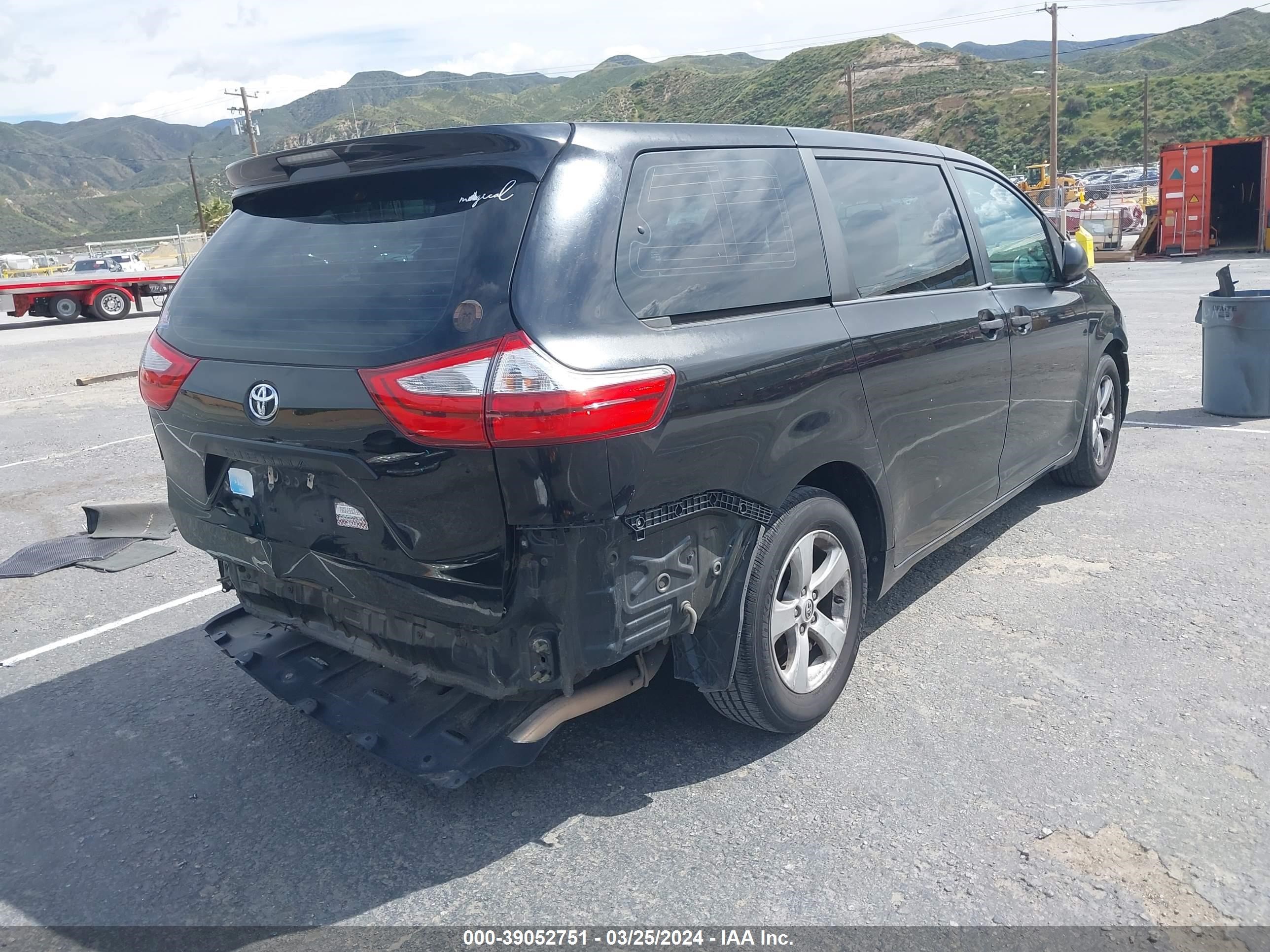 Photo 3 VIN: 5TDZK3DC9FS544297 - TOYOTA SIENNA 