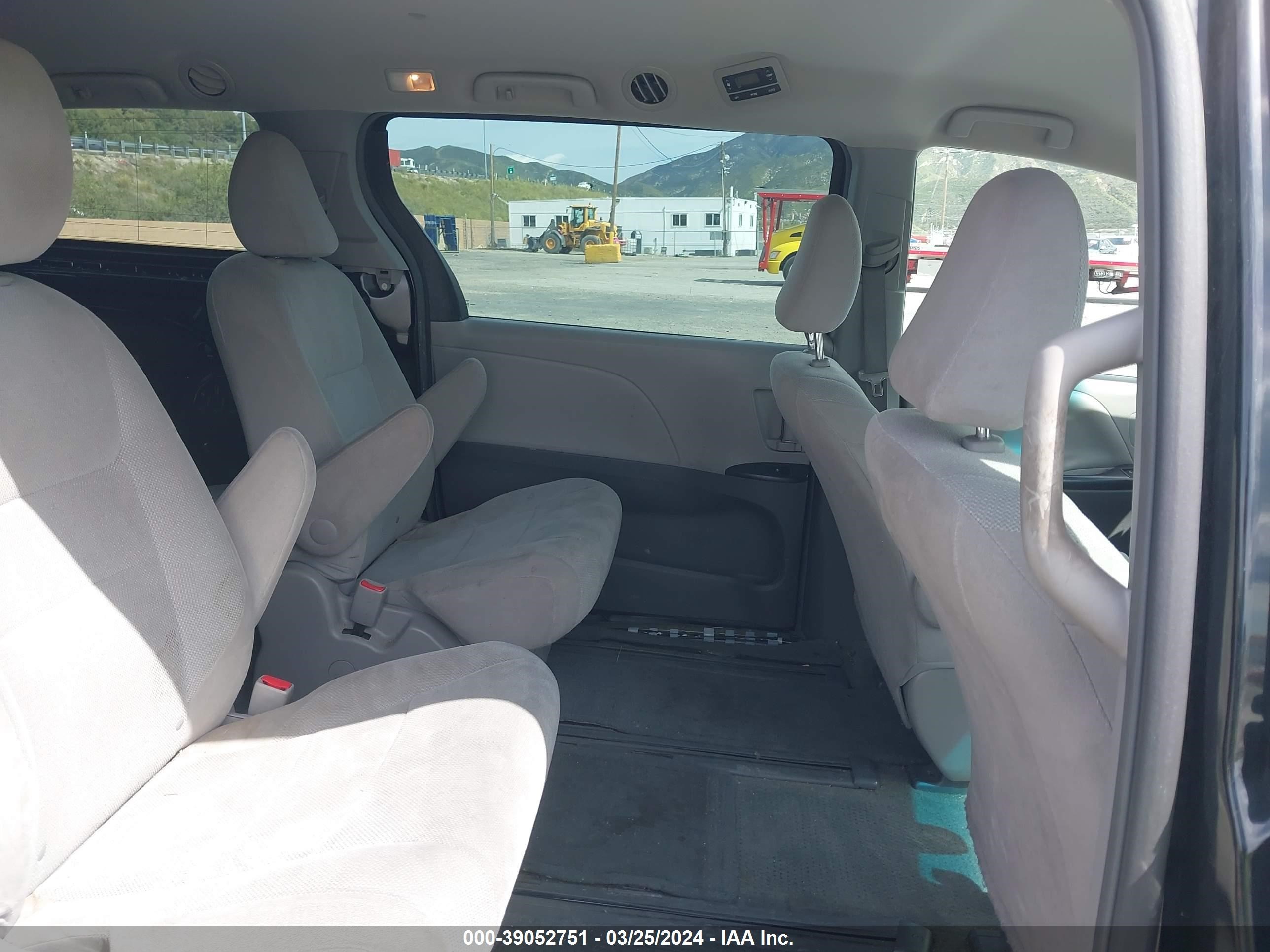 Photo 7 VIN: 5TDZK3DC9FS544297 - TOYOTA SIENNA 