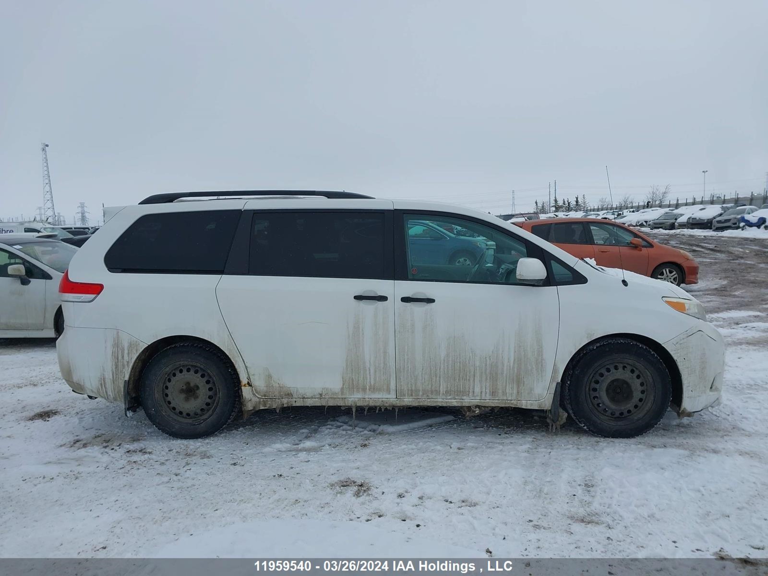 Photo 12 VIN: 5TDZK3DCXBS025320 - TOYOTA SIENNA 