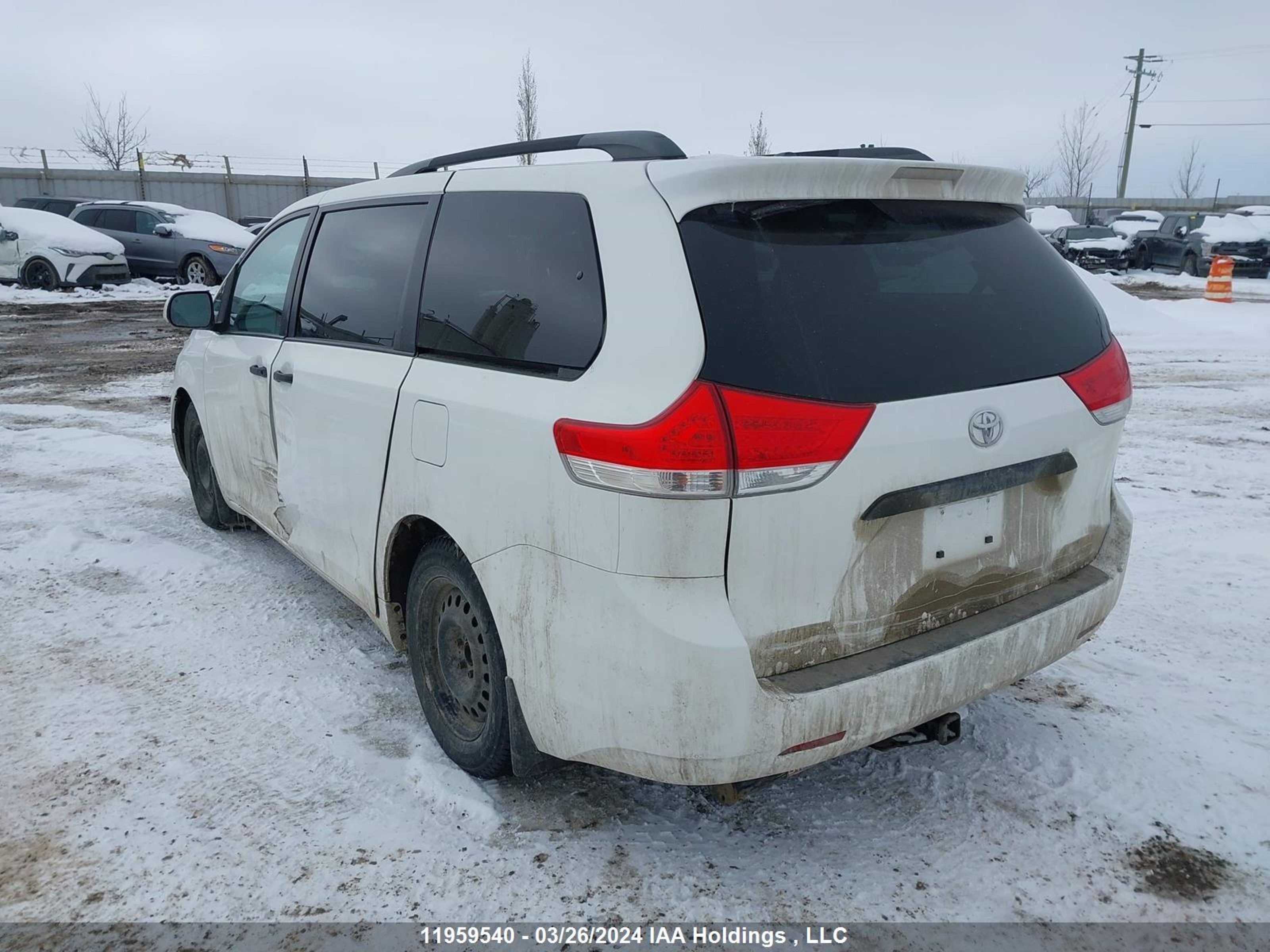 Photo 2 VIN: 5TDZK3DCXBS025320 - TOYOTA SIENNA 