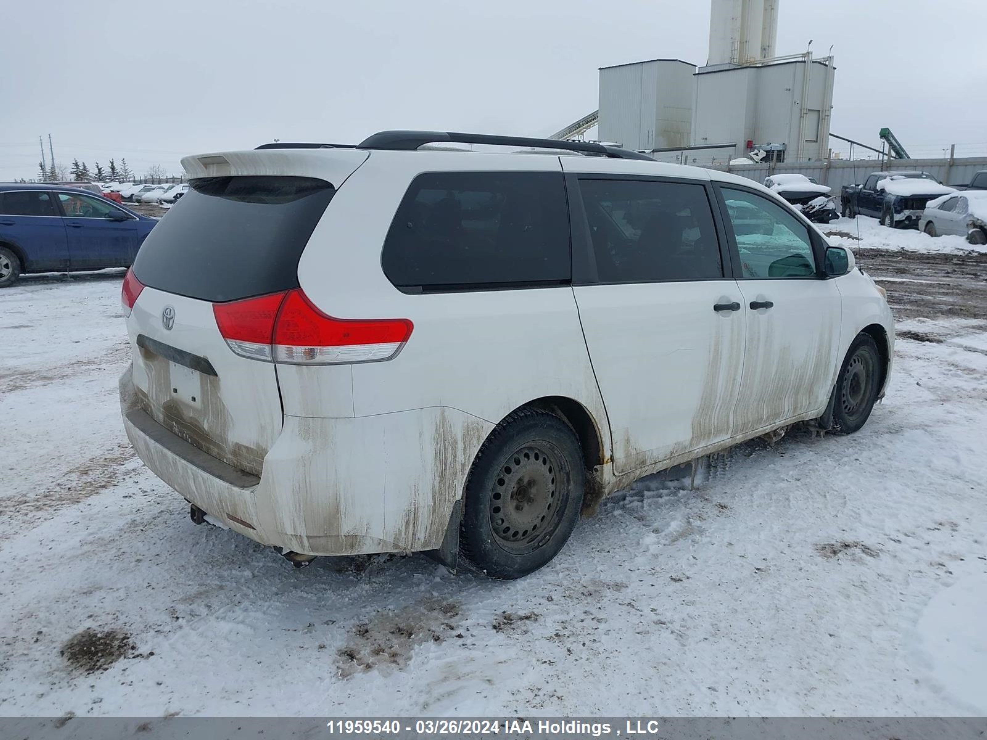 Photo 3 VIN: 5TDZK3DCXBS025320 - TOYOTA SIENNA 