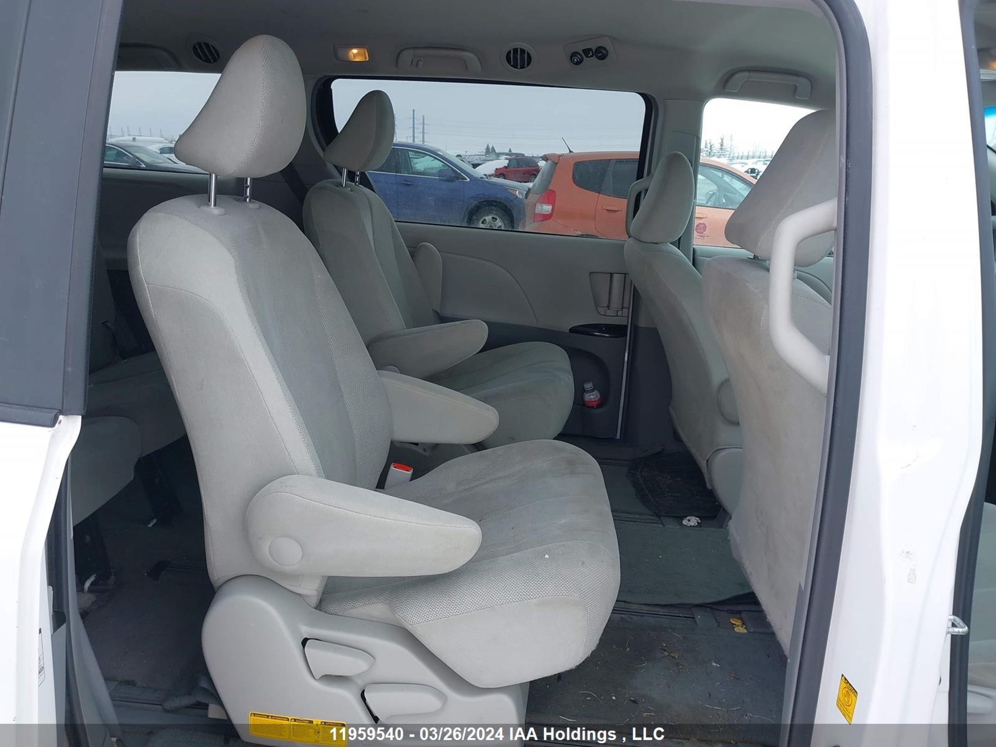 Photo 7 VIN: 5TDZK3DCXBS025320 - TOYOTA SIENNA 