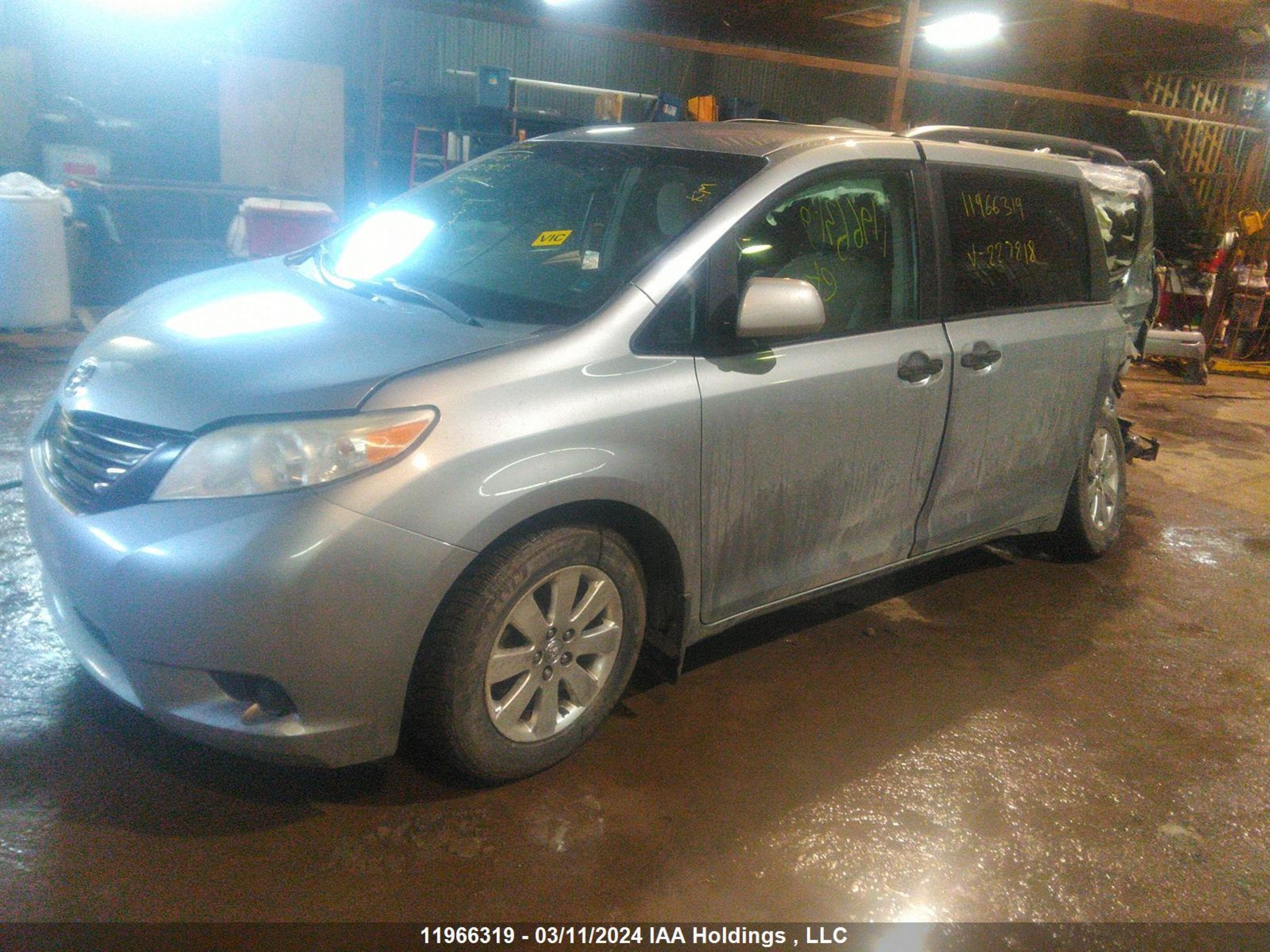 Photo 1 VIN: 5TDZK3DCXCS227818 - TOYOTA SIENNA 