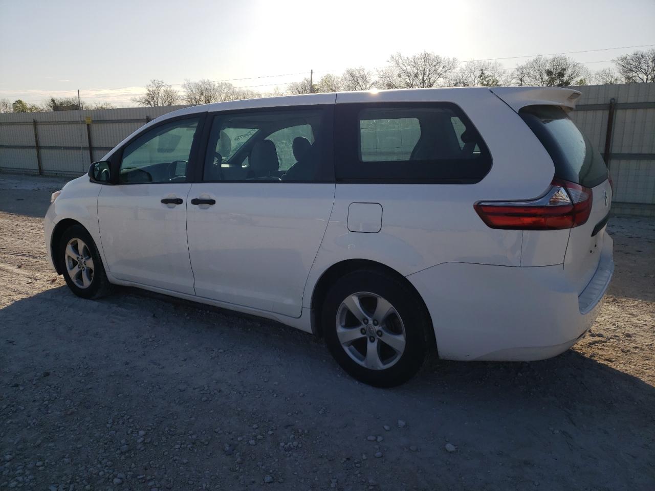 Photo 1 VIN: 5TDZK3DCXGS731257 - TOYOTA SIENNA 