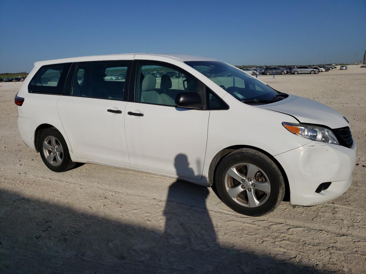 Photo 3 VIN: 5TDZK3DCXGS731257 - TOYOTA SIENNA 