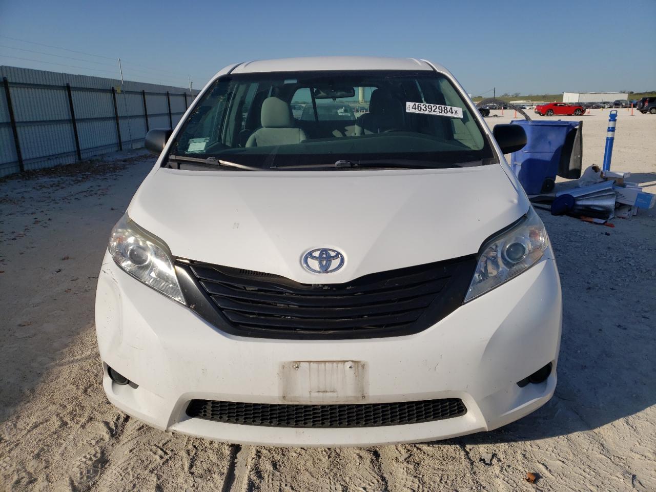 Photo 4 VIN: 5TDZK3DCXGS731257 - TOYOTA SIENNA 