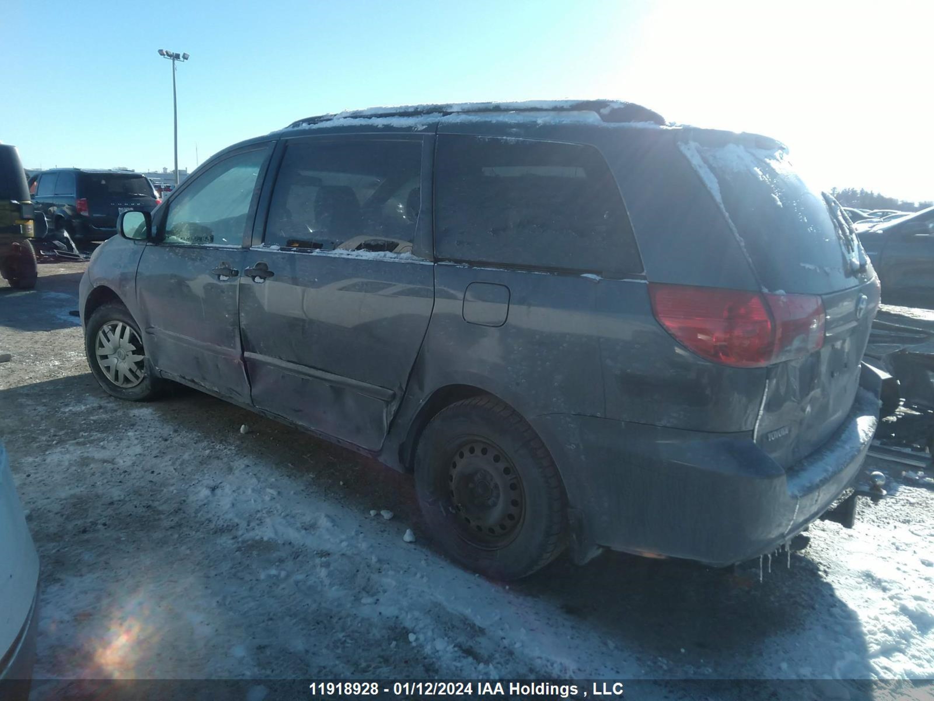 Photo 2 VIN: 5TDZK4CC4AS304591 - TOYOTA SIENNA 