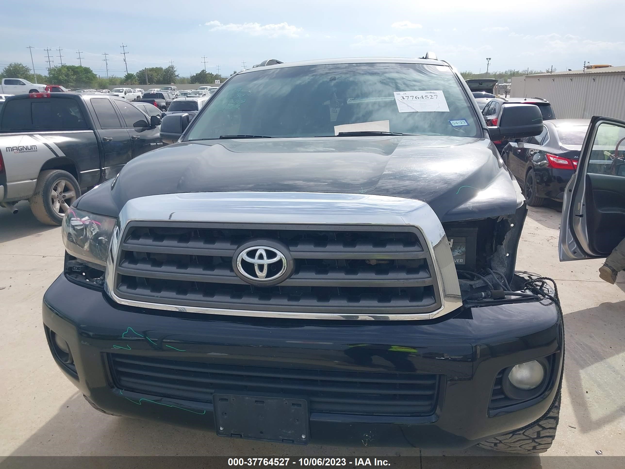 Photo 12 VIN: 5TDZM5G18AS002228 - TOYOTA SEQUOIA 