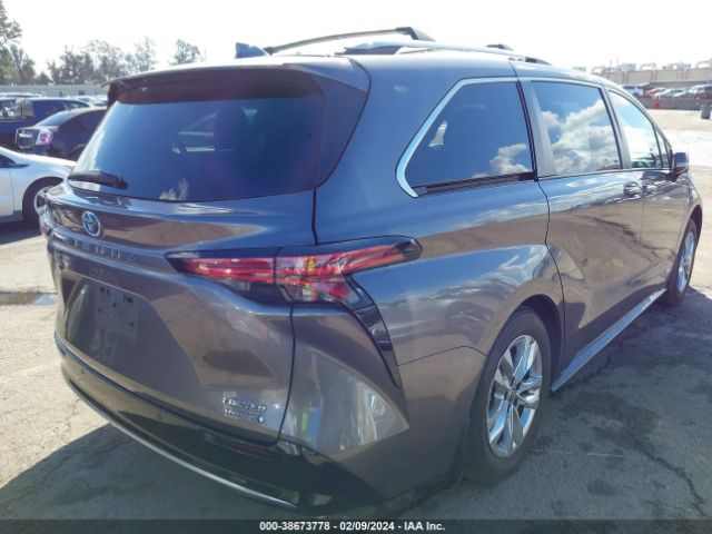 Photo 3 VIN: 5TDZRKEC2MS042801 - TOYOTA SIENNA 