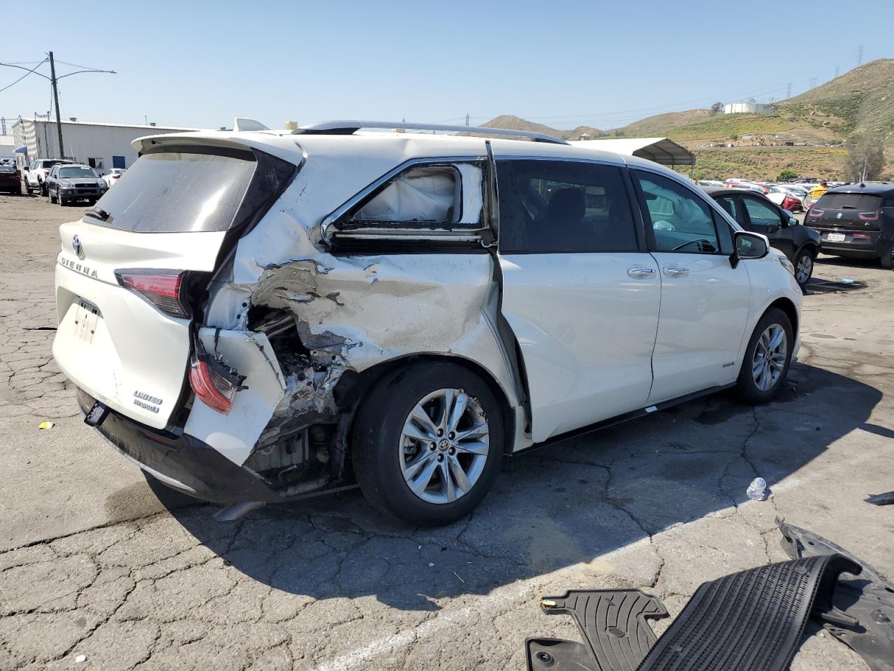 Photo 2 VIN: 5TDZRKECXMS042884 - TOYOTA SIENNA 