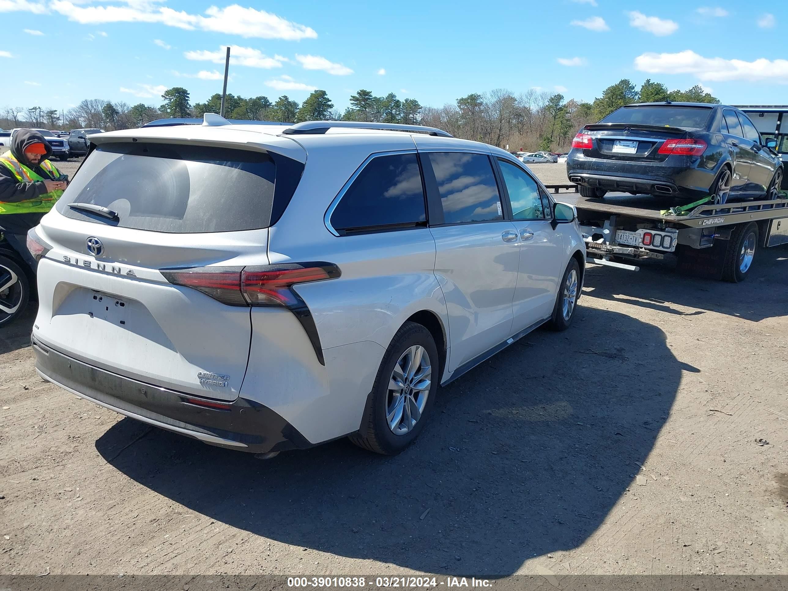 Photo 3 VIN: 5TDZSKFC1RS114453 - TOYOTA SIENNA 