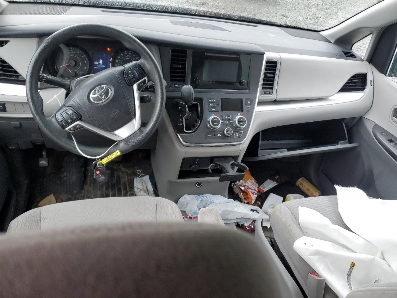 Photo 8 VIN: 5TDZZ3DC0HS793778 - TOYOTA SIENNA 