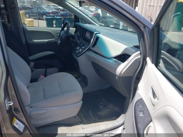 Photo 4 VIN: 5TDZZ3DC0HS895887 - TOYOTA SIENNA 