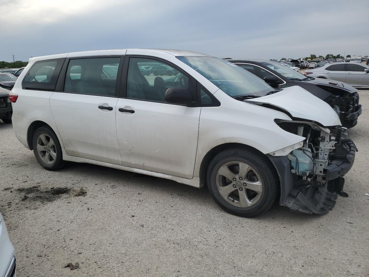 Photo 3 VIN: 5TDZZ3DC0JS908918 - TOYOTA SIENNA 