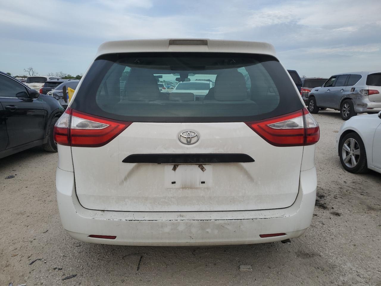 Photo 5 VIN: 5TDZZ3DC0JS908918 - TOYOTA SIENNA 