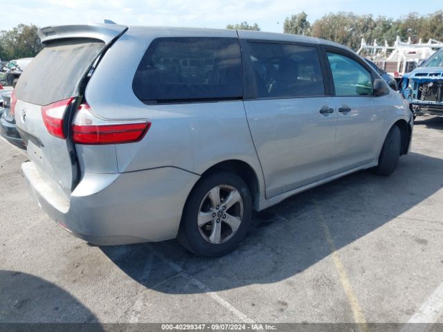 Photo 3 VIN: 5TDZZ3DC0KS994829 - TOYOTA SIENNA 