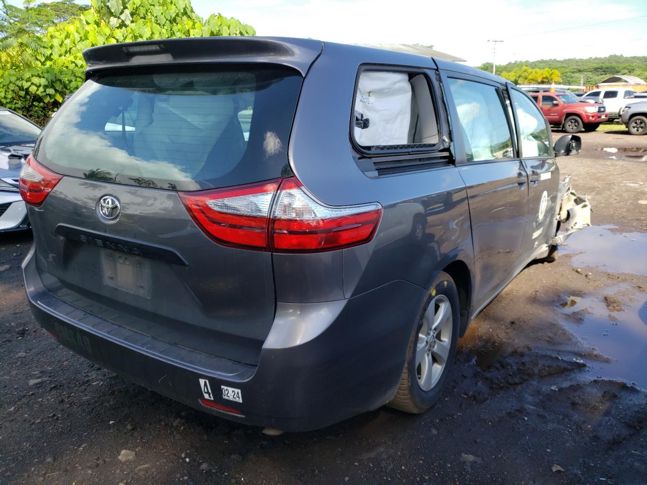 Photo 2 VIN: 5TDZZ3DC2HS813061 - TOYOTA SIENNA 