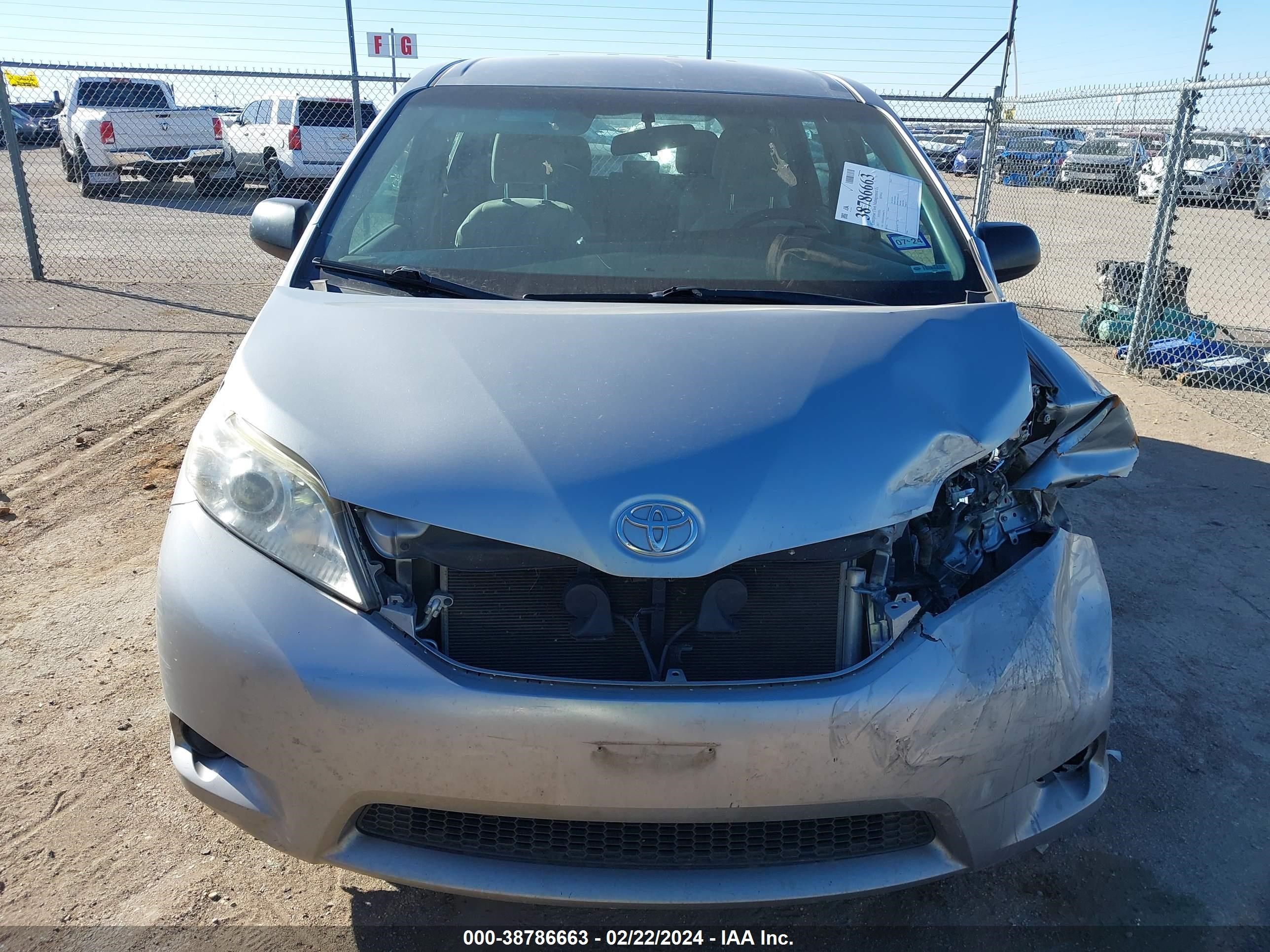 Photo 12 VIN: 5TDZZ3DC2HS849770 - TOYOTA SIENNA 