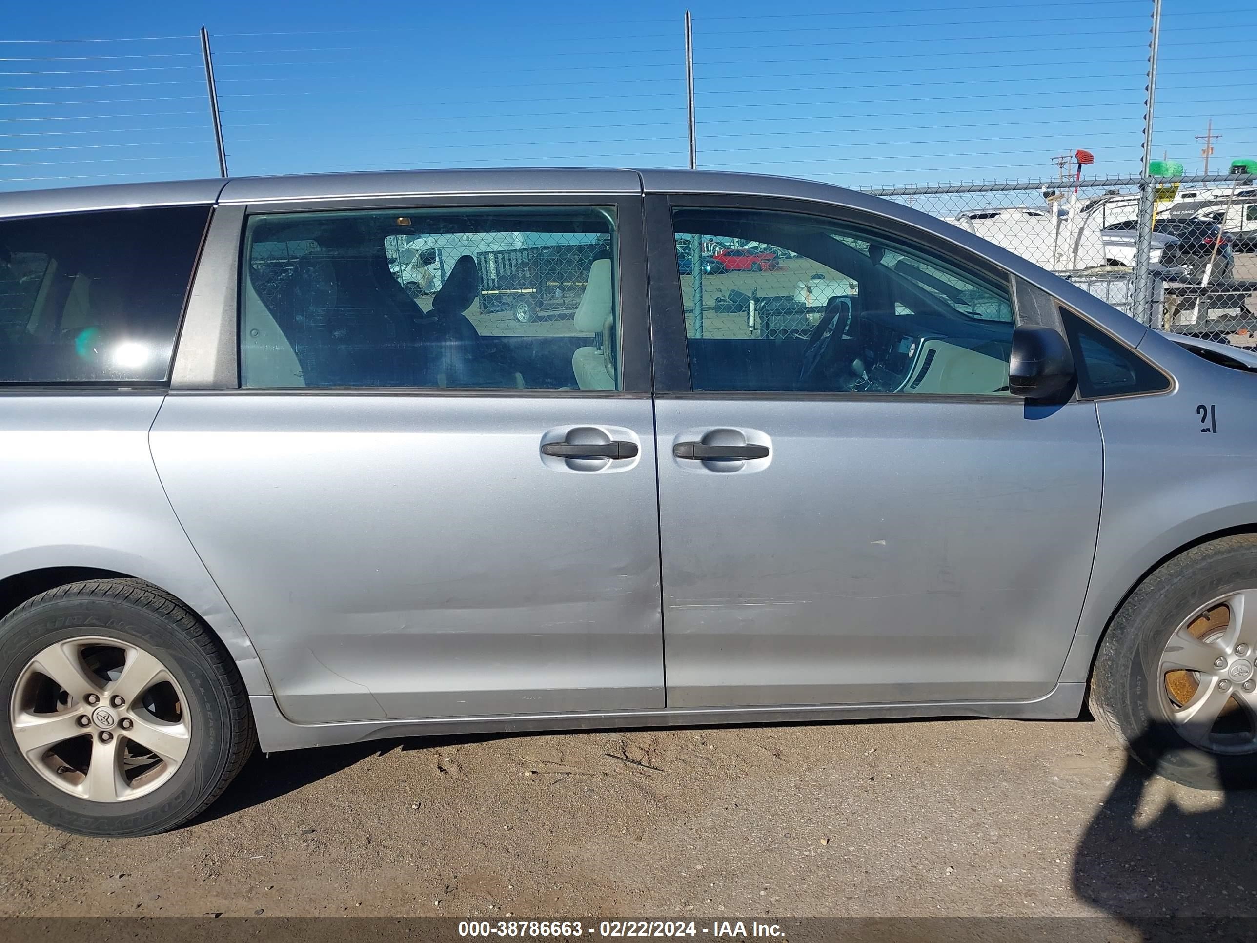 Photo 13 VIN: 5TDZZ3DC2HS849770 - TOYOTA SIENNA 