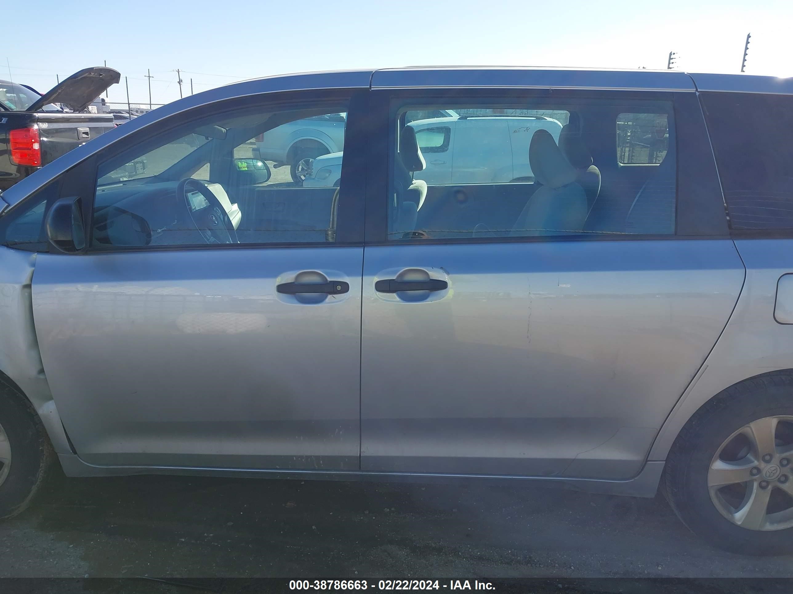 Photo 14 VIN: 5TDZZ3DC2HS849770 - TOYOTA SIENNA 