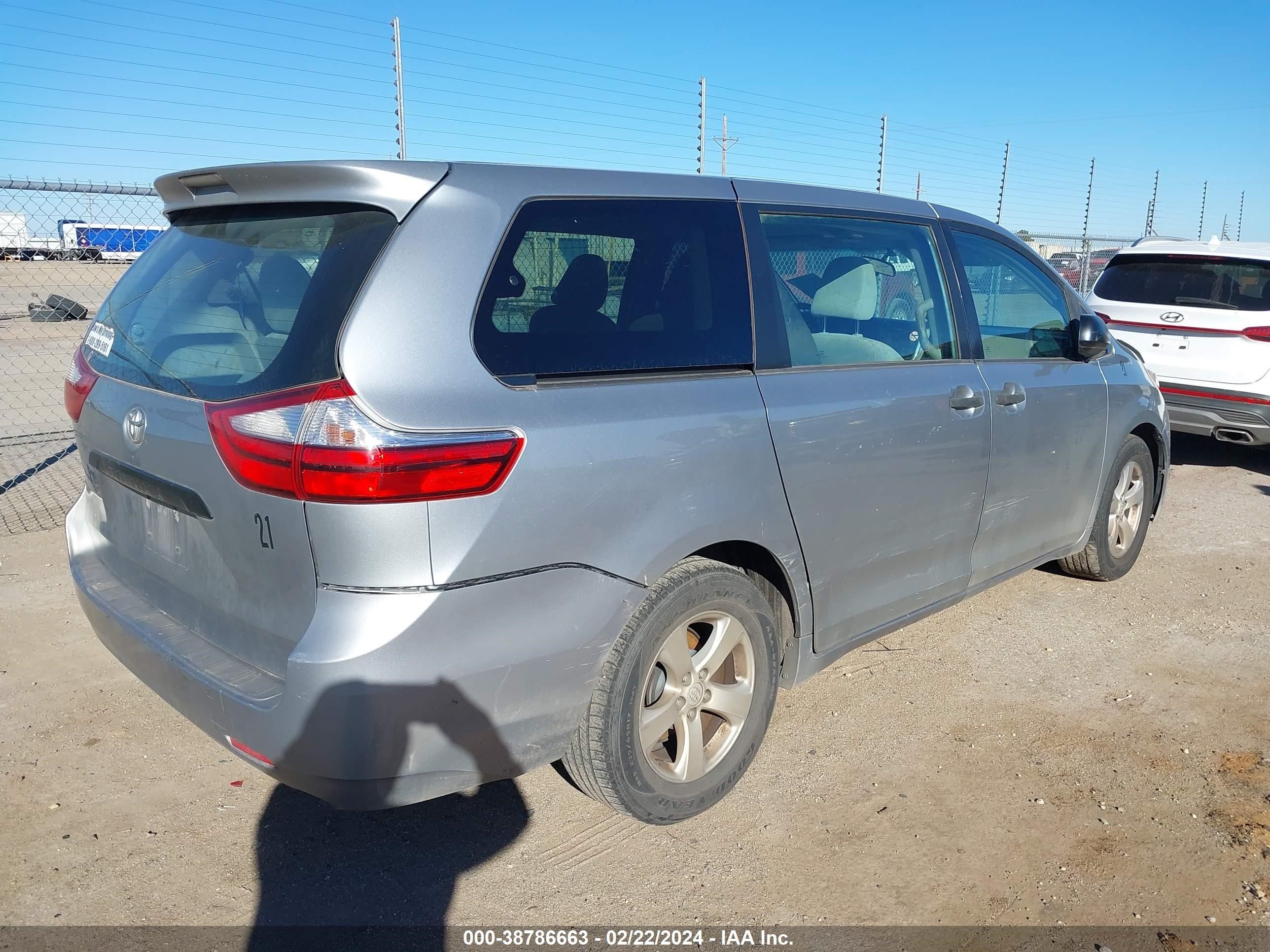 Photo 3 VIN: 5TDZZ3DC2HS849770 - TOYOTA SIENNA 