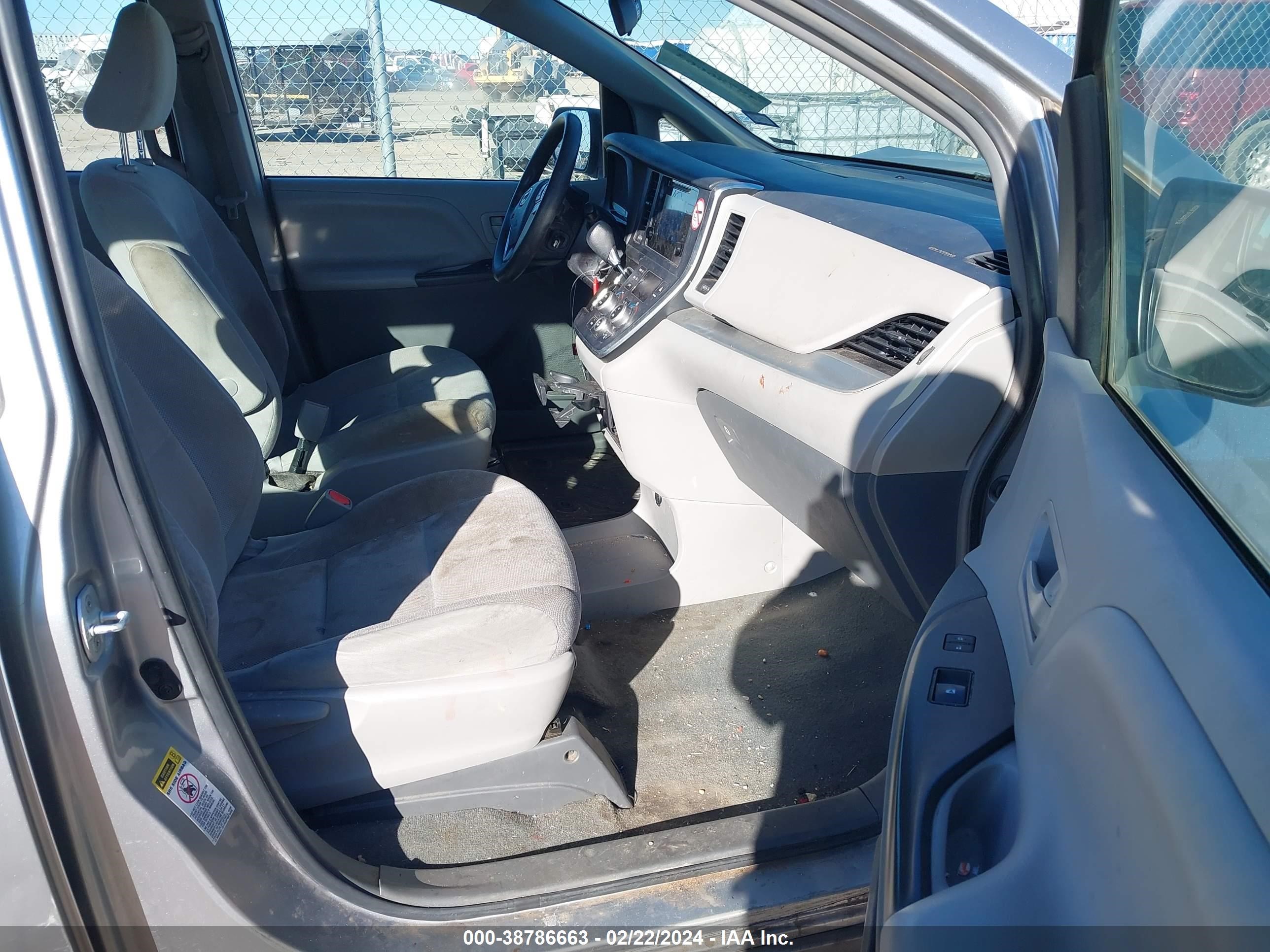 Photo 4 VIN: 5TDZZ3DC2HS849770 - TOYOTA SIENNA 