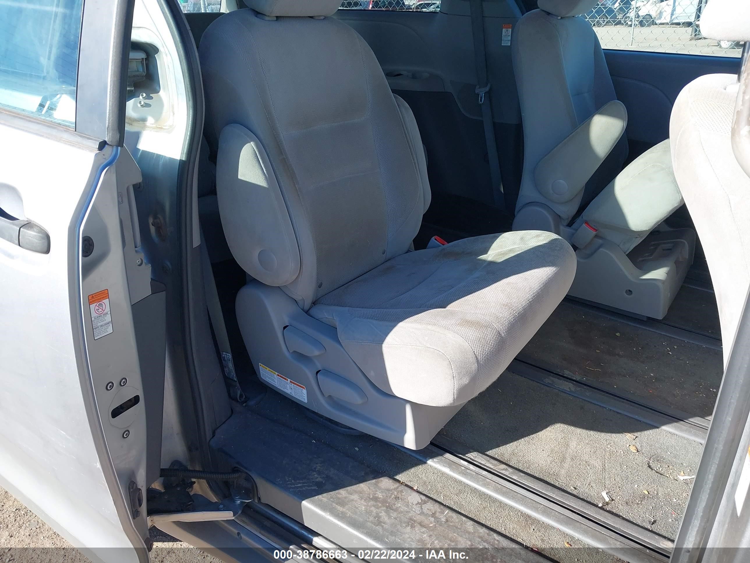 Photo 7 VIN: 5TDZZ3DC2HS849770 - TOYOTA SIENNA 