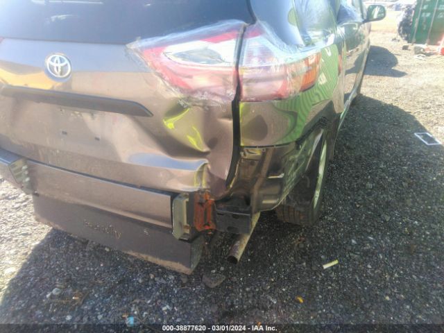 Photo 5 VIN: 5TDZZ3DC2KS982794 - TOYOTA SIENNA 