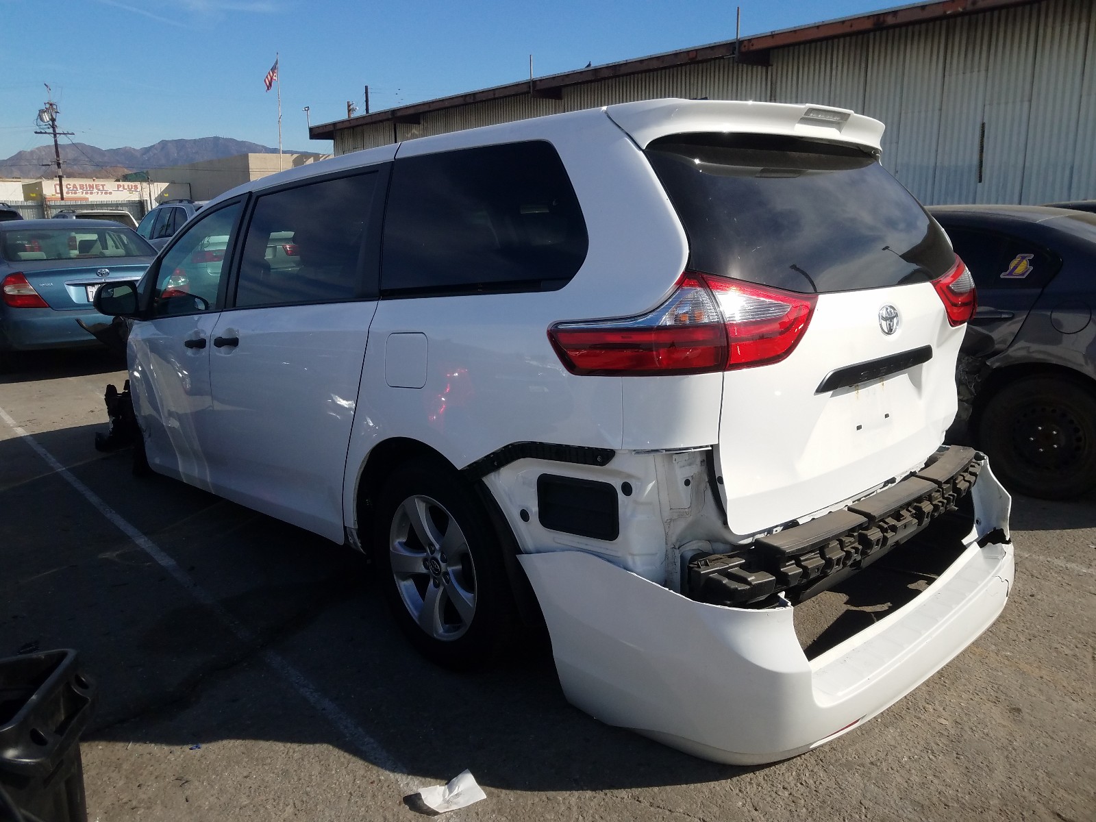 Photo 2 VIN: 5TDZZ3DC3LS044014 - TOYOTA SIENNA L 