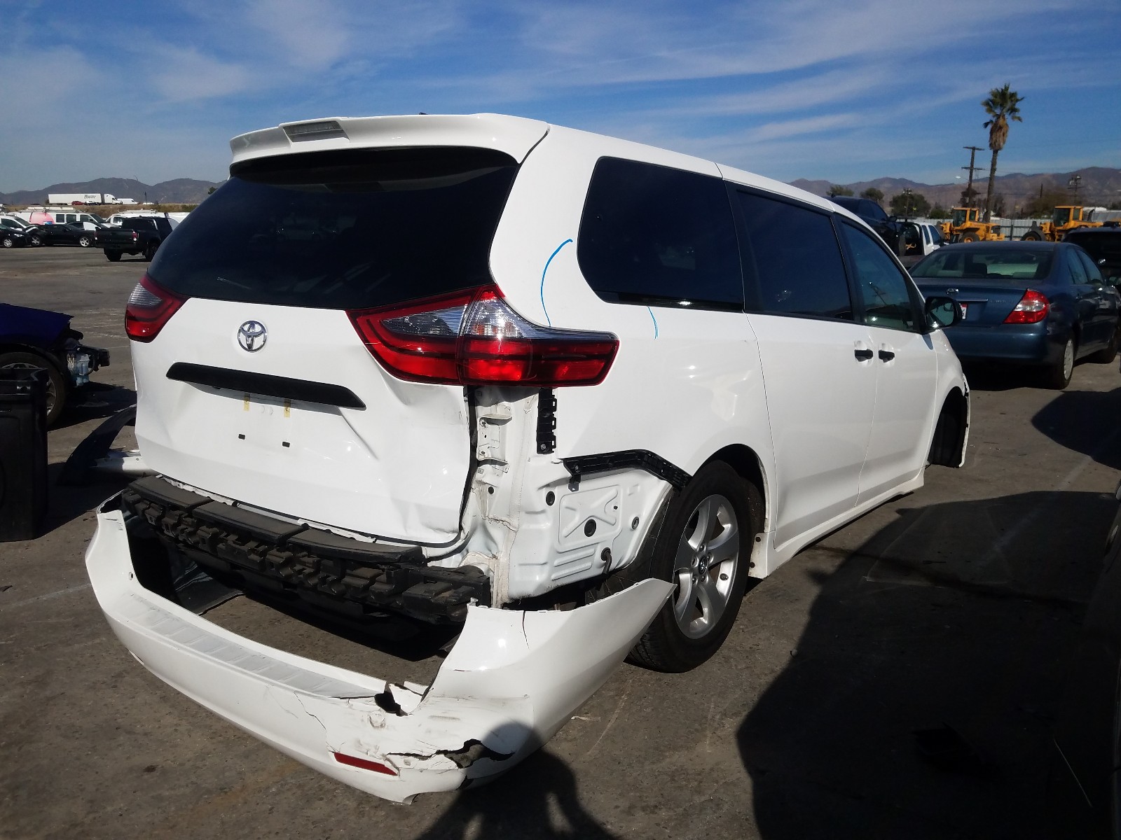 Photo 3 VIN: 5TDZZ3DC3LS044014 - TOYOTA SIENNA L 