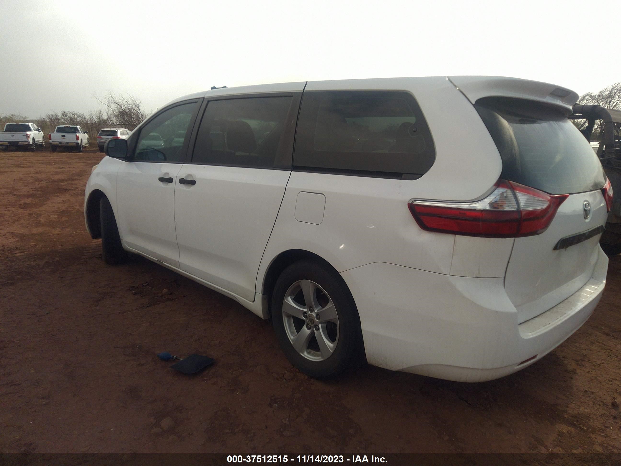 Photo 2 VIN: 5TDZZ3DC4HS799616 - TOYOTA SIENNA 