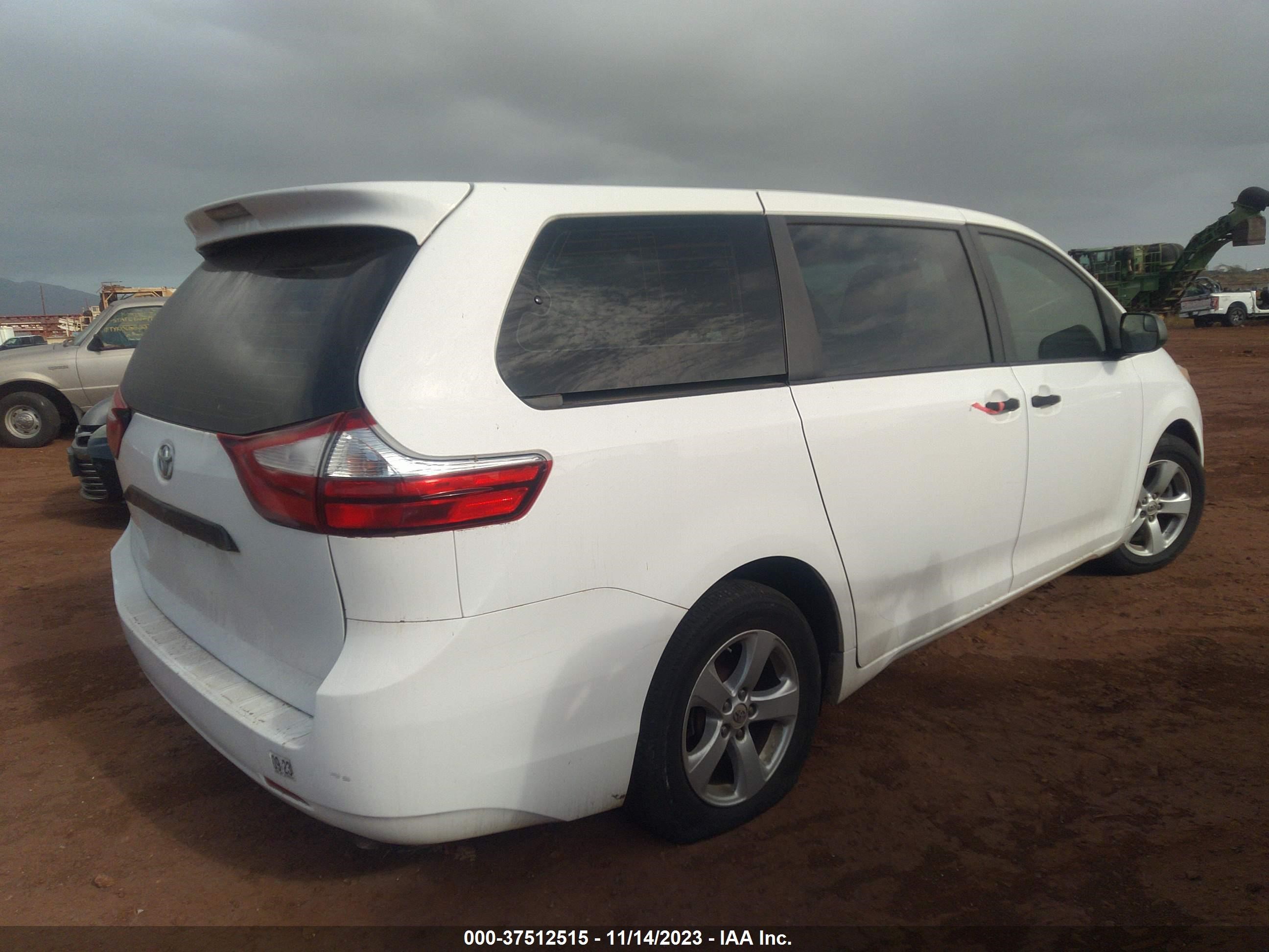 Photo 3 VIN: 5TDZZ3DC4HS799616 - TOYOTA SIENNA 