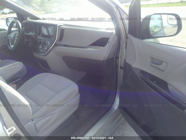 Photo 4 VIN: 5TDZZ3DC4HS891129 - TOYOTA SIENNA 