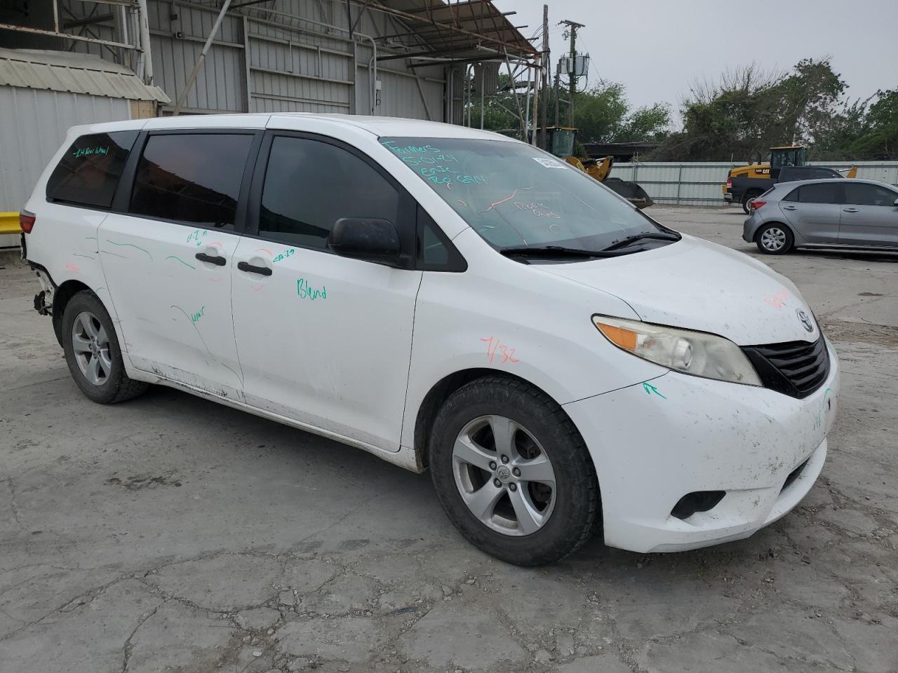 Photo 3 VIN: 5TDZZ3DC6HS860691 - TOYOTA SIENNA 